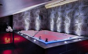 Suite Rouge Baiser Avec Jacuzzi Privatif - Loveroom Insolite