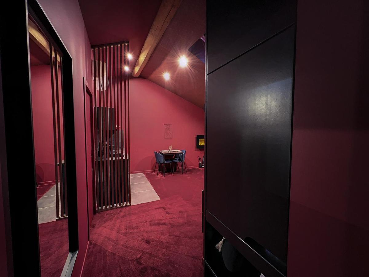 Suite Rouge Baiser Avec Jacuzzi Privatif - Loveroom Insolite Saint-Etienne  Zewnętrze zdjęcie