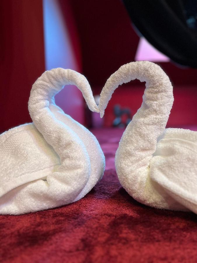 Suite Rouge Baiser Avec Jacuzzi Privatif - Loveroom Insolite Saint-Etienne  Zewnętrze zdjęcie